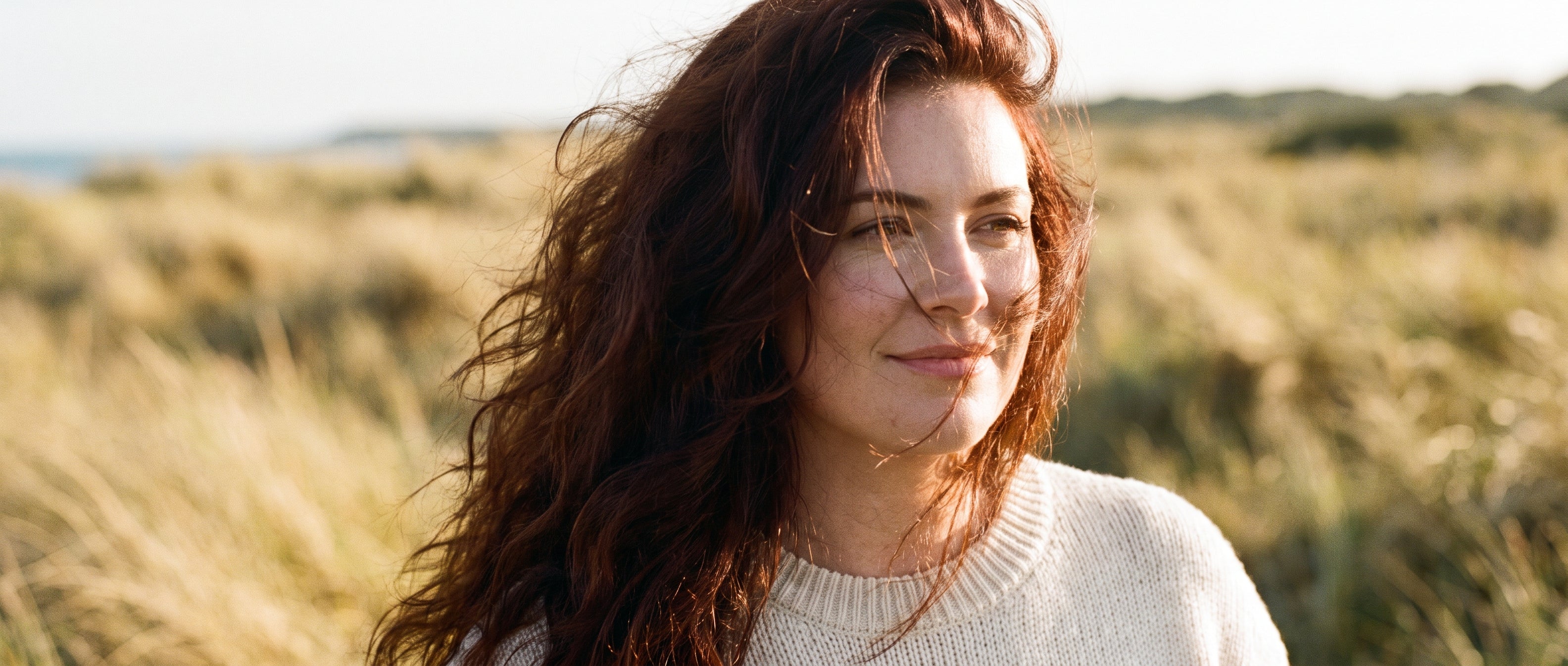 Zelfverzekerde vrouw met dik, gezond haar in de wind