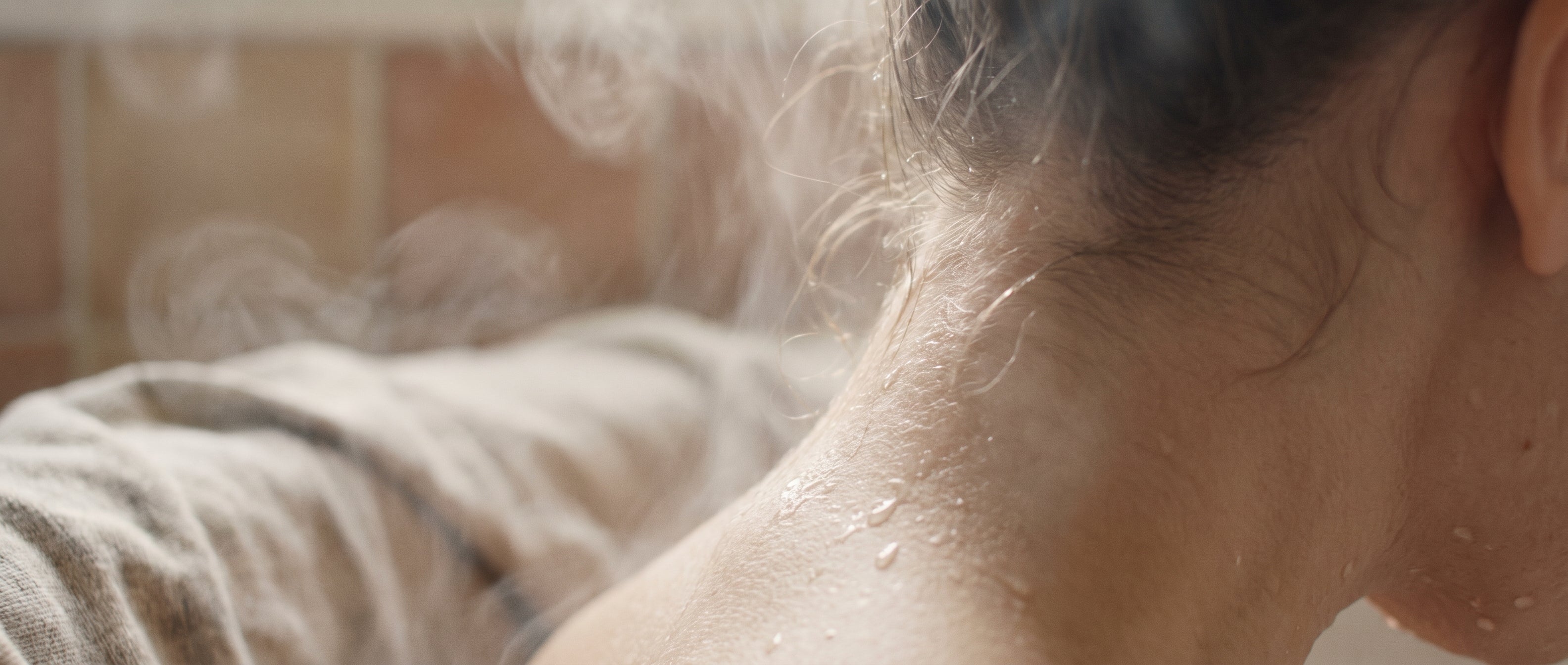 Macro-opname van waterdruppels bij de haarlijn, spa-sfeer