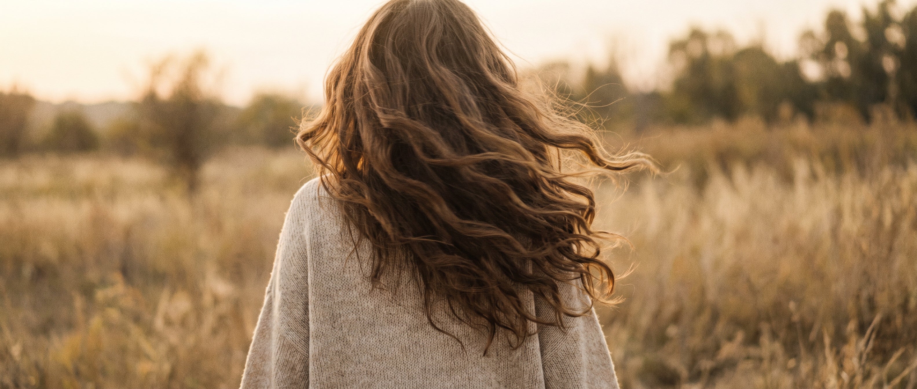 Lang, gezond haar in beweging in de wind
