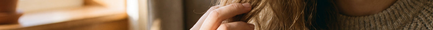 Vrouw die zelfverzekerd door haar haar strijkt