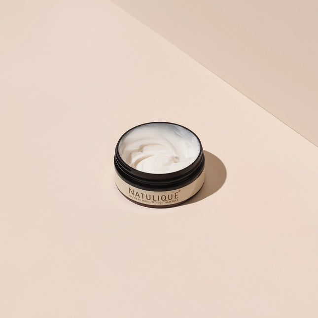 Natulique Medium Hold Hairwax 75 ml - textuur close-up, van bovenaf