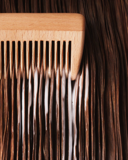 Natulique Hair Bond Leave-In Mask Stap 6 - aangebracht op haar, met kam