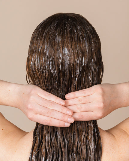 Natulique Hair Bond Conditioner Stap 5 - aangebracht op haar