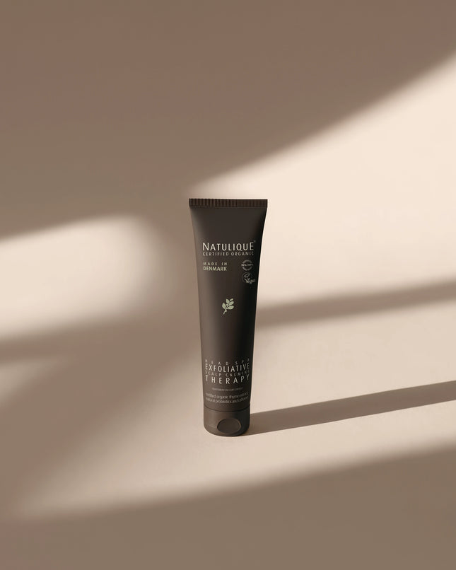 Natulique Exfoliative Scalp Therapy - in donkere setting