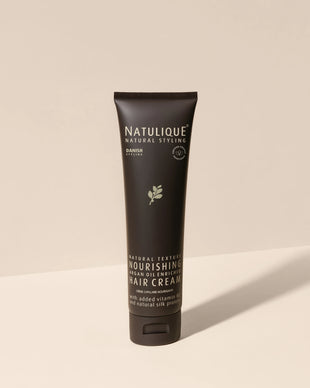 Natulique Nourishing Hair Cream 150 ml - op beige achtergrond