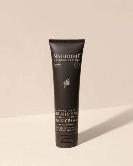 Natulique Nourishing Hair Cream 150 ml - op beige achtergrond