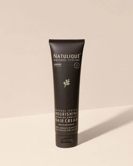 Natulique Nourishing Hair Cream 150 ml - op beige achtergrond