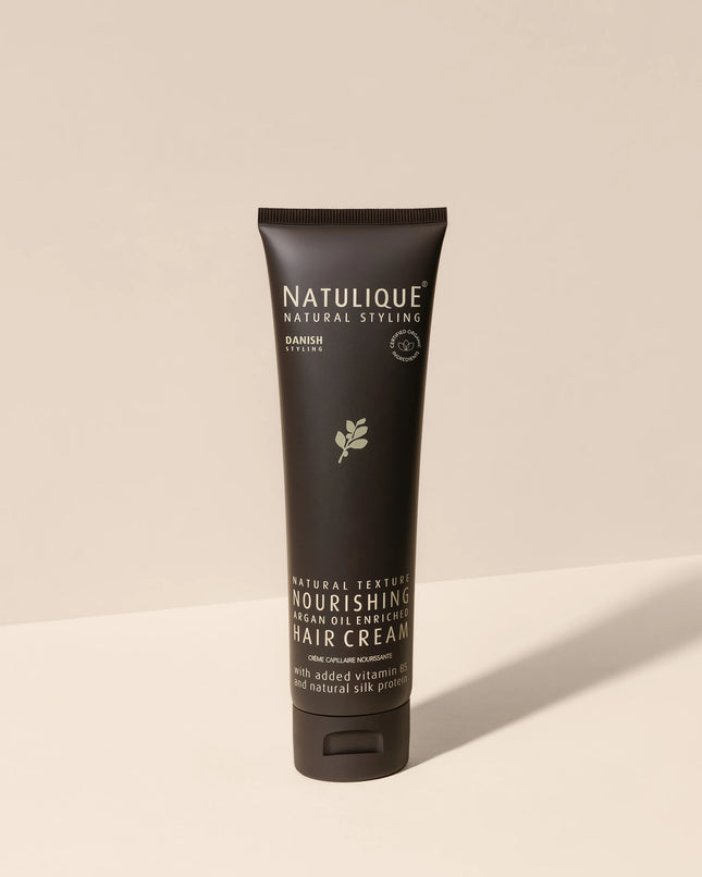 Natulique Nourishing Hair Cream 150 ml - op beige achtergrond