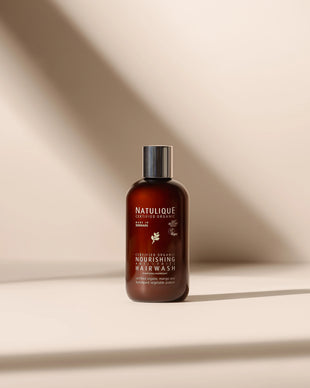 Natulique Nourishing Hairwash 250 ml - op beige achtergrond