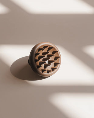 Natulique product - in donkere setting, bij vensterlicht