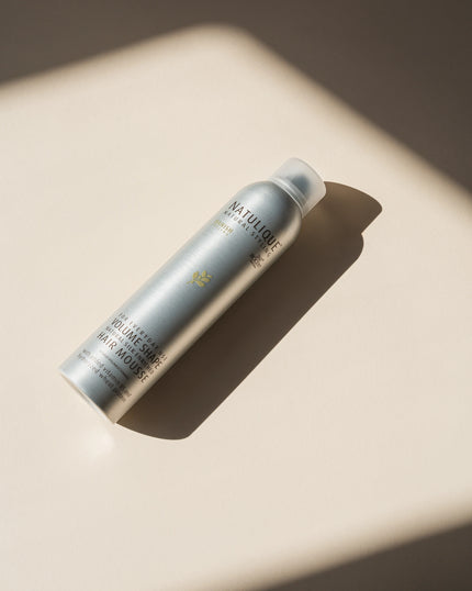 Natulique Volume Shape Hair Mousse 250 ml - in donkere setting