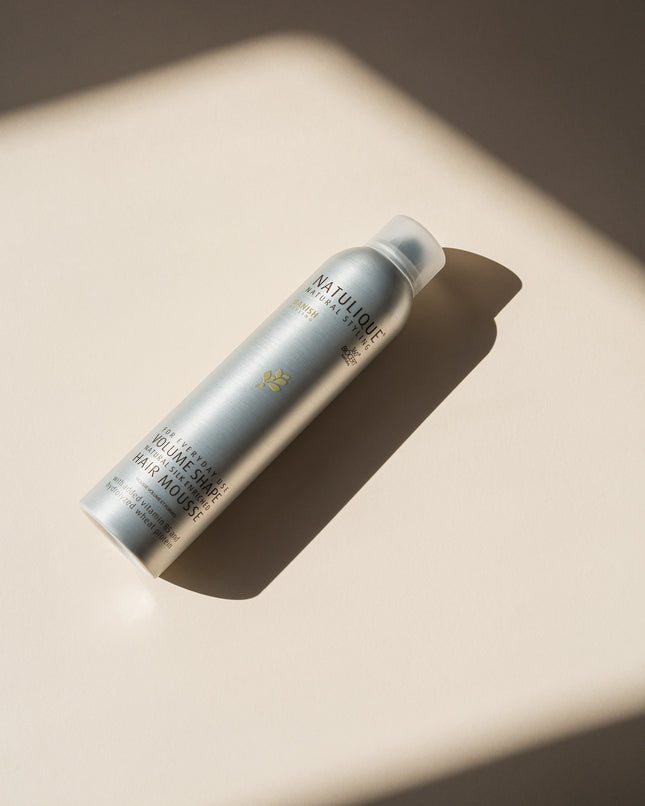 Natulique Volume Shape Hair Mousse 250 ml - in donkere setting