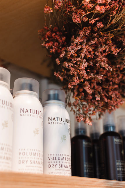 Natulique Volumizing Dry Shampoo 300 ml - in salon-setting